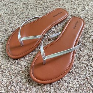 Silver Metallic Flip Flops Women's Size 10 Excellent Condition Maurice's